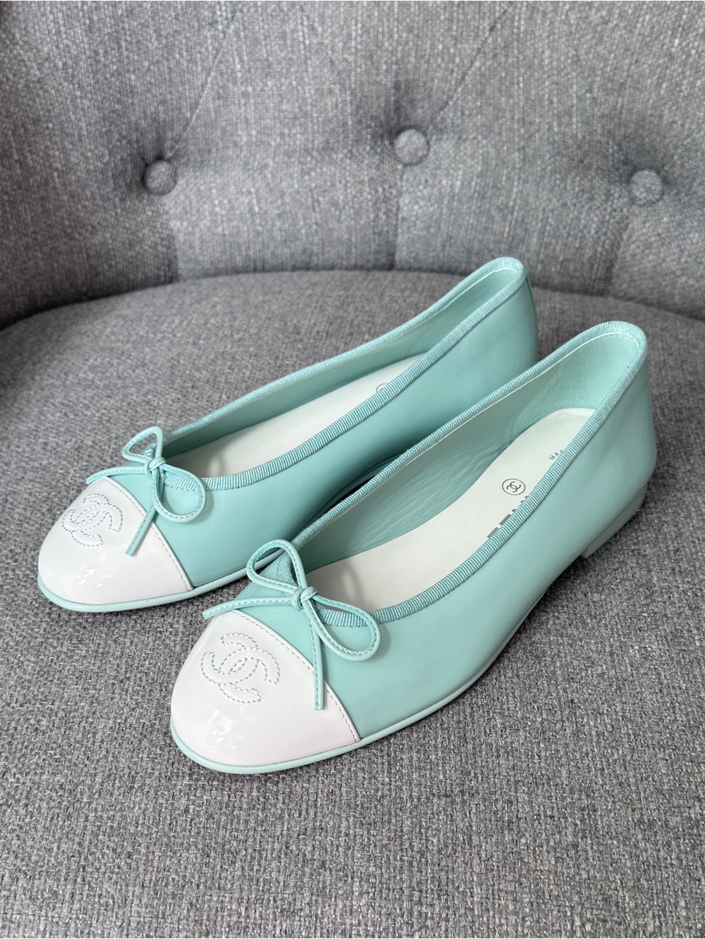 2026 CHANEL TURQUOISE PATENT LEATHER WHITE CC LOGO CAPTOE BALLET FLATS size 37C - Picture 10 of 16